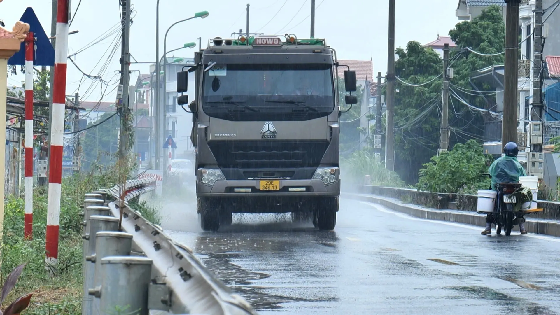 Báo động tình trạng xe quá tải trọng lộng hành về đêm